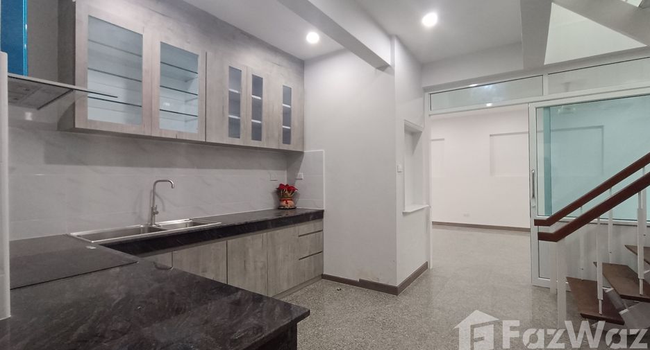 For rent 3 bedrooms house in Watthana, Bangkok