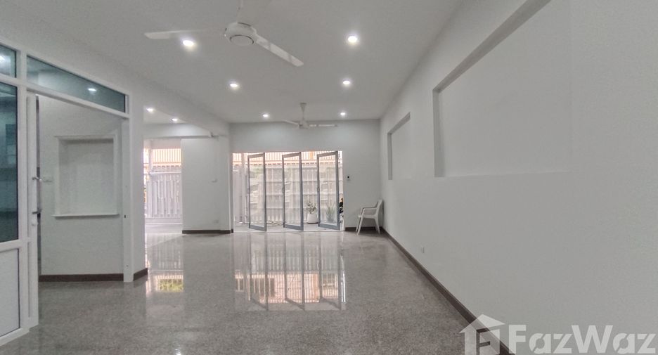 For rent 3 bedrooms house in Watthana, Bangkok