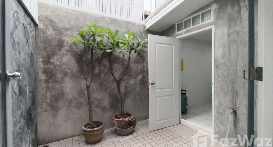 For rent 3 bedrooms house in Watthana, Bangkok