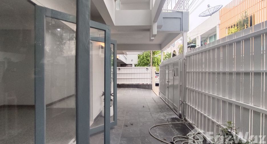 For rent 3 bedrooms house in Watthana, Bangkok