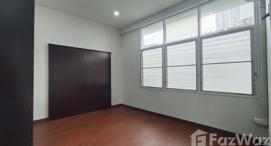 For rent 3 bedrooms house in Watthana, Bangkok