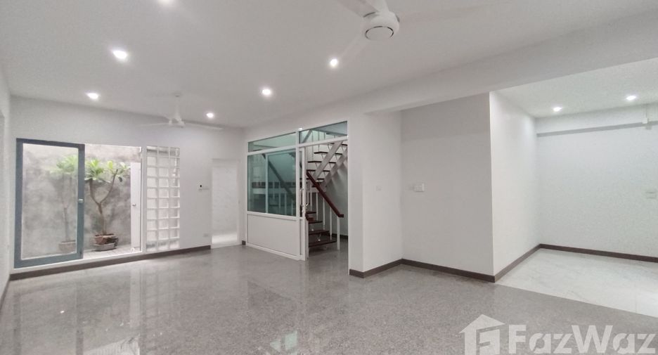 For rent 3 bedrooms house in Watthana, Bangkok