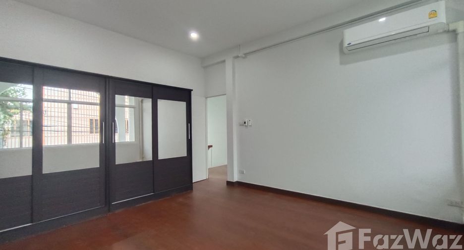For rent 3 bedrooms house in Watthana, Bangkok