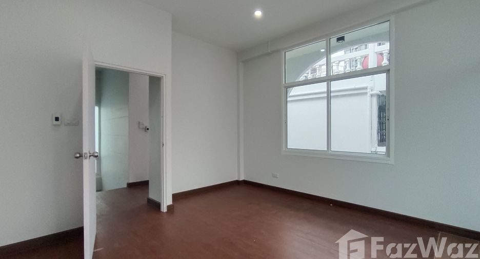 For rent 3 bedrooms house in Watthana, Bangkok