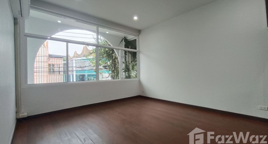 For rent 3 bedrooms house in Watthana, Bangkok