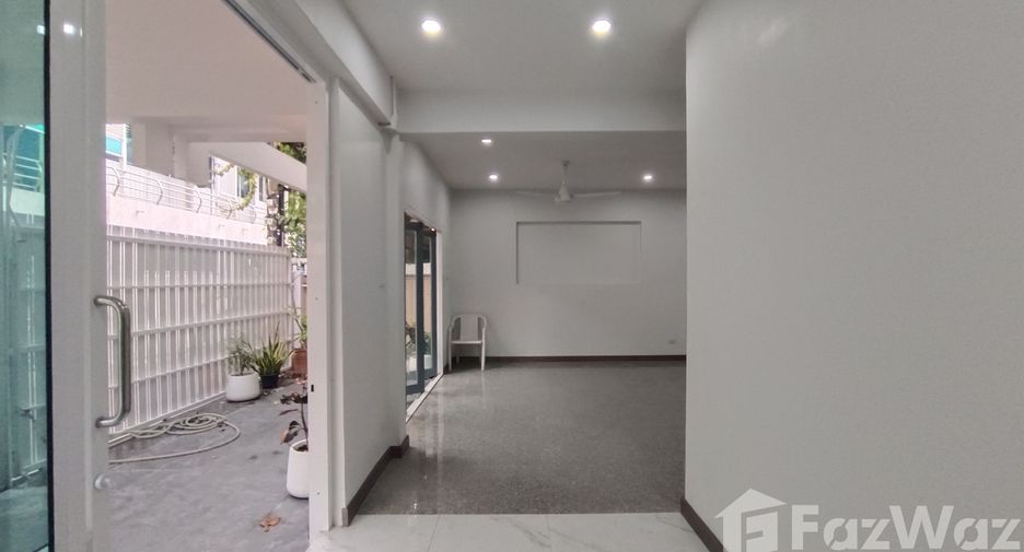 For rent 3 bedrooms house in Watthana, Bangkok