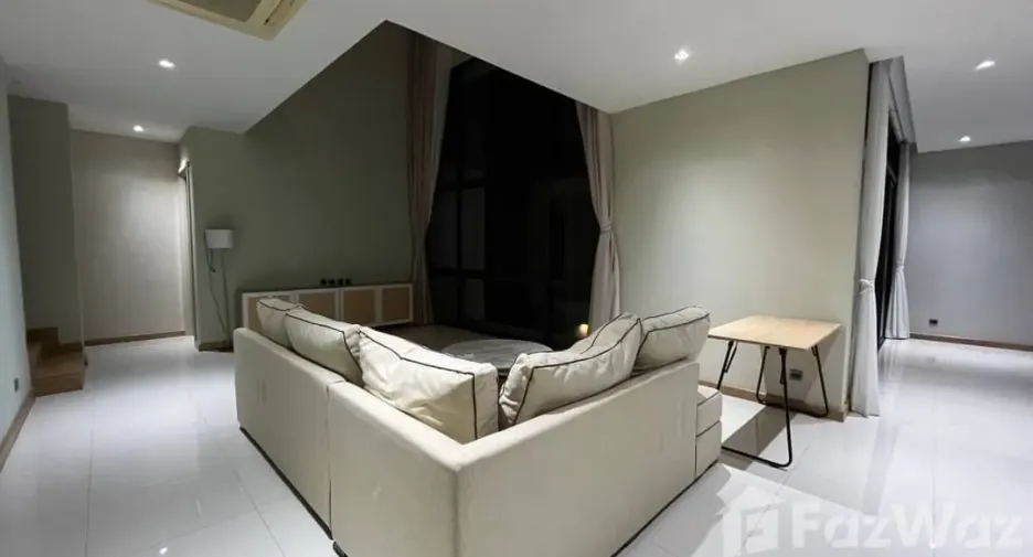 Haus zur Miete mit 4 Zimmer in Huai Khwang, Bangkok