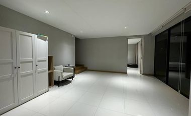 For rent 4 bedrooms house in Huai Khwang, Bangkok