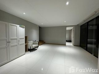 Casa en alquiler de 4 habitaciones en Huai Khwang, Bangkok
