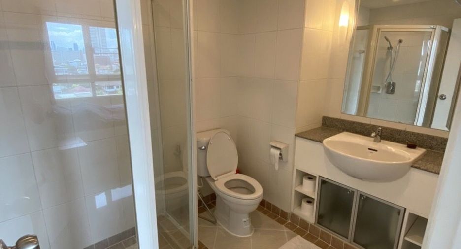 For rent 2 bedrooms condo in Yan Nawa, Bangkok