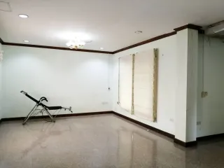 For rent 3 bedrooms house in Huai Khwang, Bangkok