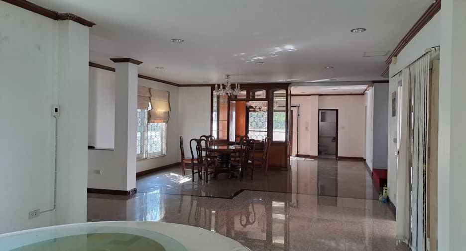 À louer 3 chambres maison à Huai Khwang, Bangkok