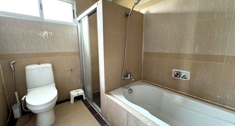 For rent 4 bedrooms house in Saphan Sung, Bangkok