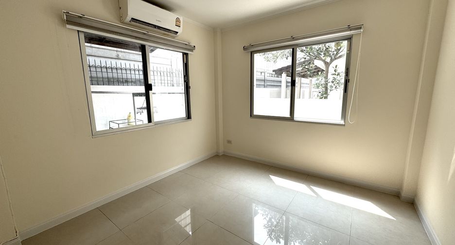 For rent 4 bedrooms house in Saphan Sung, Bangkok