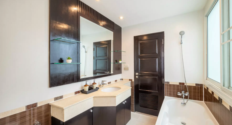 For rent 3 bedrooms apartment in Watthana, Bangkok