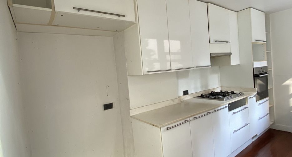 For rent 4 bedrooms townhouse in Watthana, Bangkok