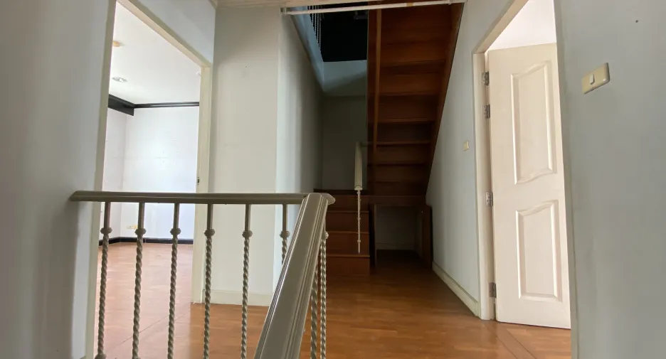 For rent 4 bedrooms townhouse in Watthana, Bangkok