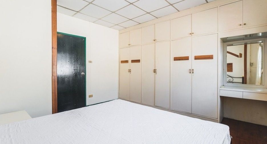 For rent 2 bedrooms townhouse in Bang Na, Bangkok