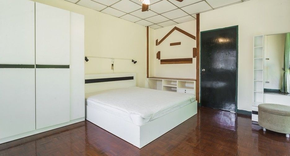 For rent 2 bedrooms townhouse in Bang Na, Bangkok