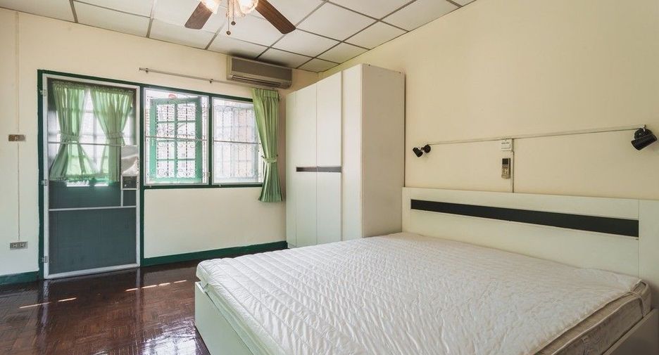 For rent 2 bedrooms townhouse in Bang Na, Bangkok