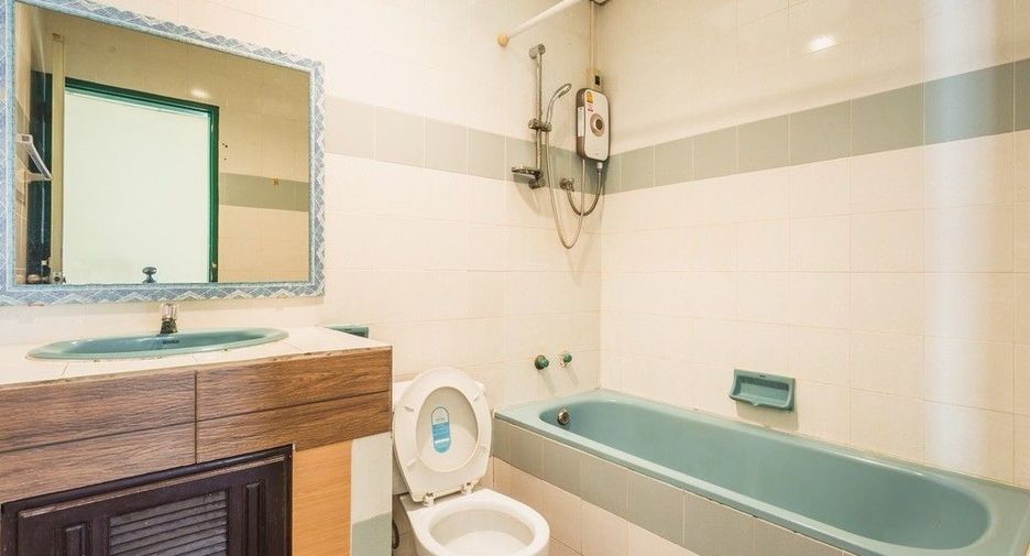 For rent 2 bedrooms townhouse in Bang Na, Bangkok