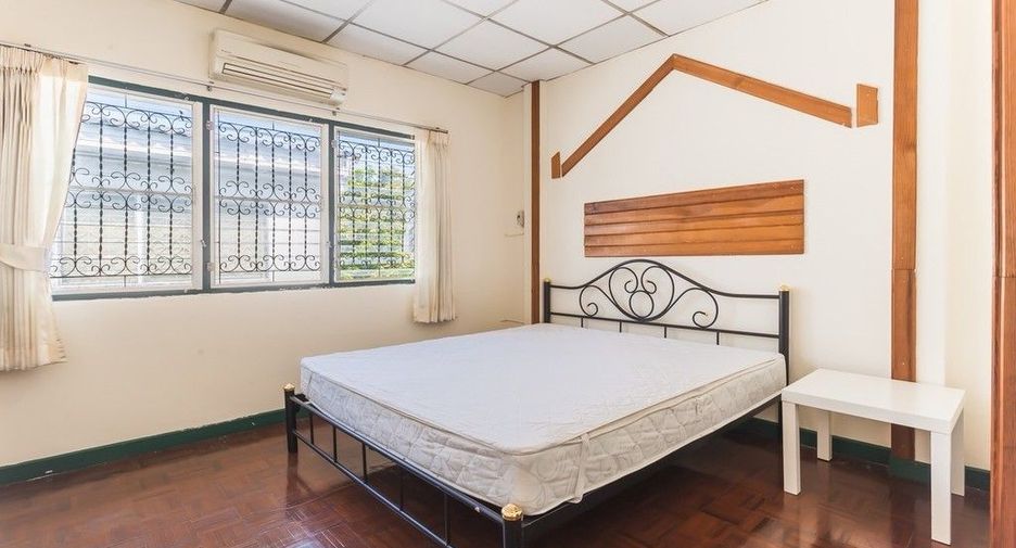 For rent 2 bedrooms townhouse in Bang Na, Bangkok