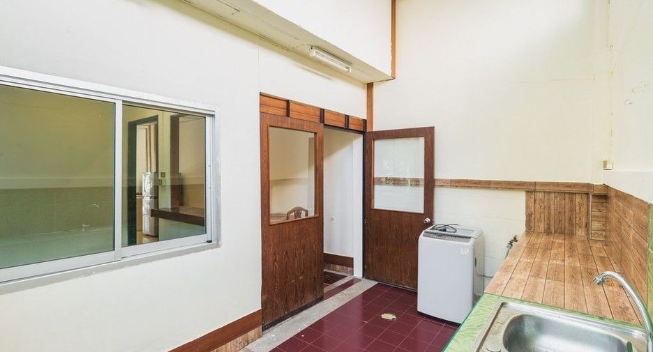 For rent 2 bedrooms townhouse in Bang Na, Bangkok