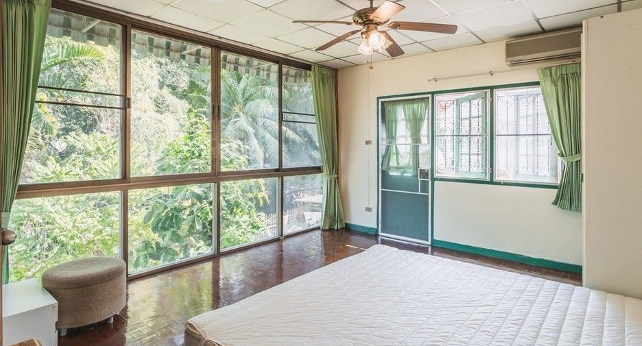 For rent 2 bedrooms townhouse in Bang Na, Bangkok