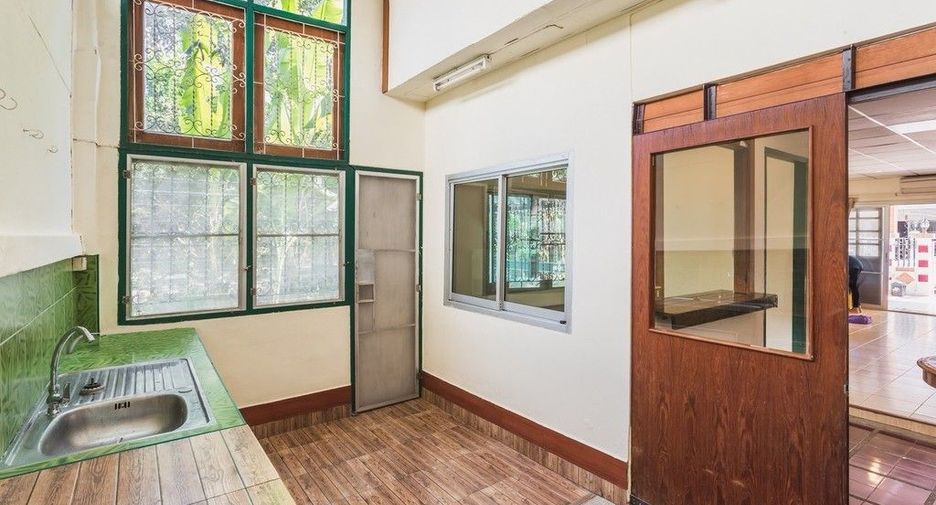 For rent 2 bedrooms townhouse in Bang Na, Bangkok