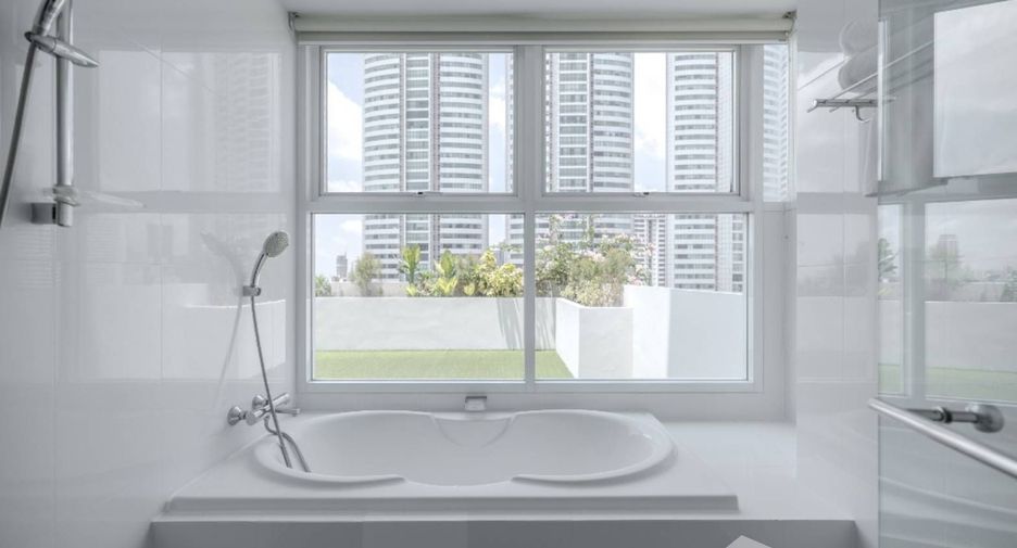For rent 3 bedrooms apartment in Khlong Toei, Bangkok