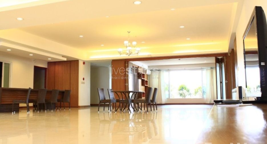 For rent 3 bedrooms condo in Yan Nawa, Bangkok