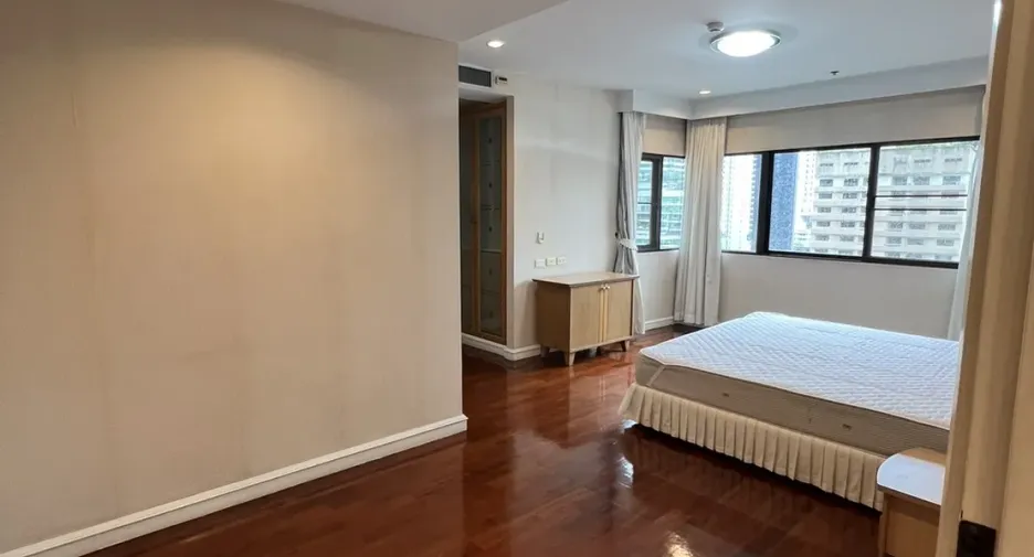 For rent 4 bedrooms condo in Watthana, Bangkok