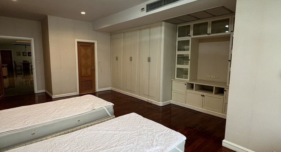 For rent 4 bedrooms condo in Watthana, Bangkok