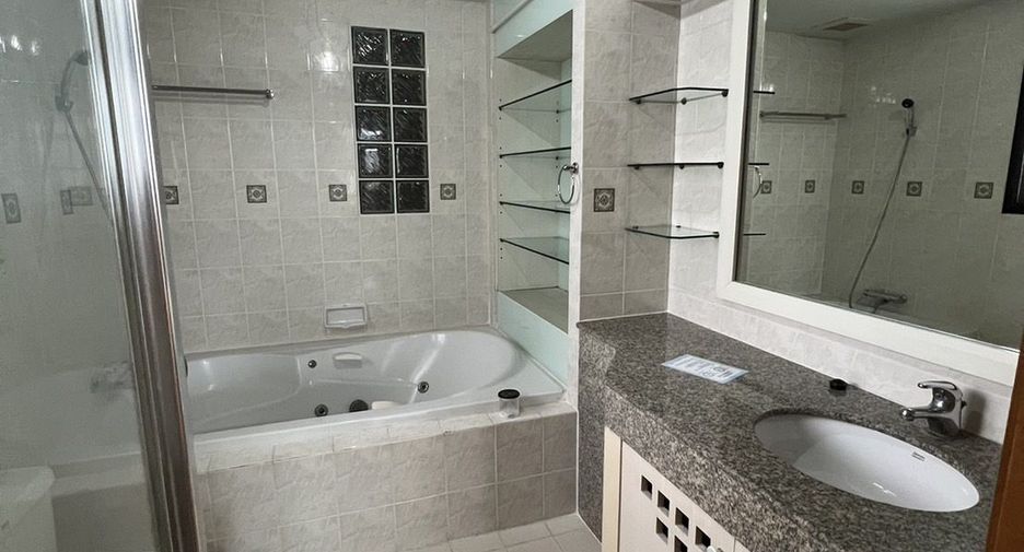 For rent 4 bedrooms condo in Watthana, Bangkok
