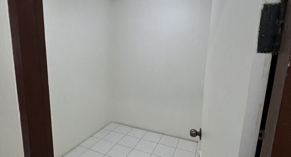 For rent 4 bedrooms condo in Watthana, Bangkok