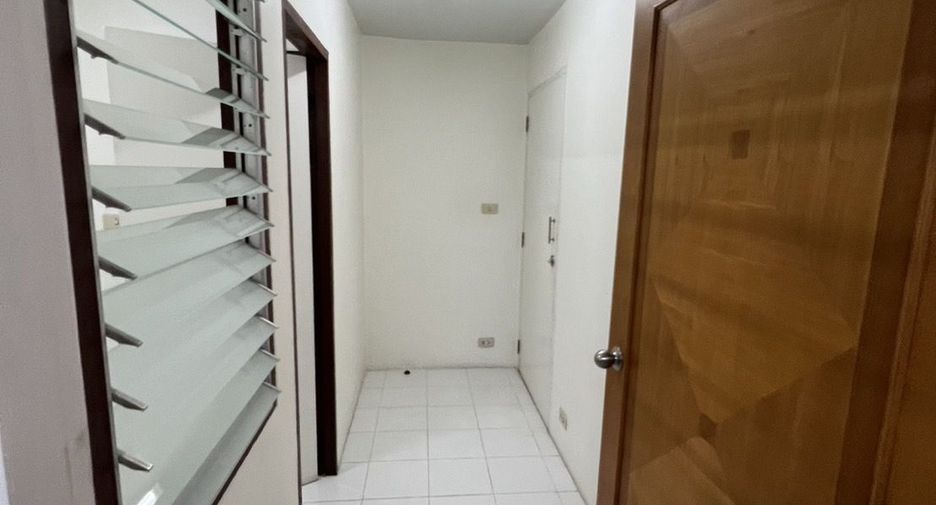For rent 4 bedrooms condo in Watthana, Bangkok