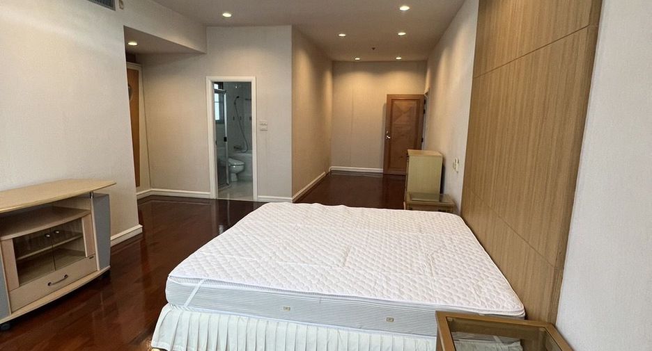 For rent 4 bedrooms condo in Watthana, Bangkok