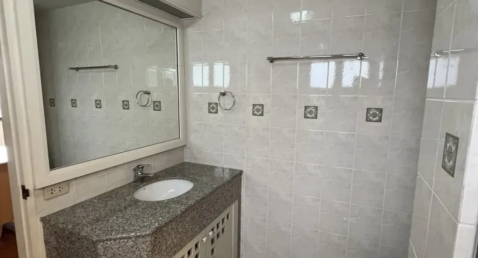 For rent 4 bedrooms condo in Watthana, Bangkok