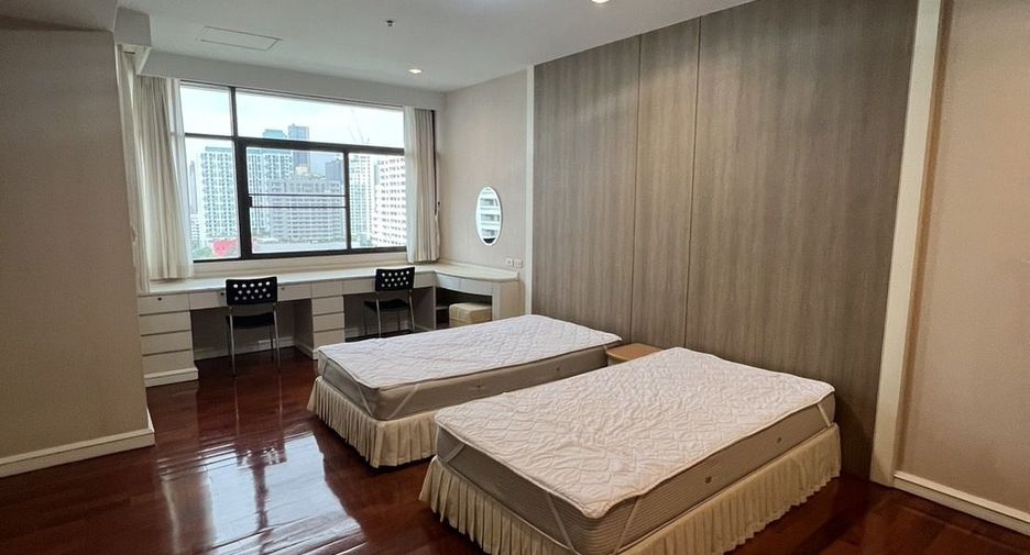 For rent 4 bedrooms condo in Watthana, Bangkok