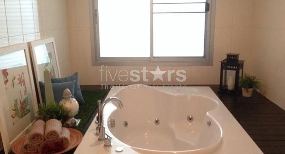 For rent 3 bedrooms condo in Watthana, Bangkok
