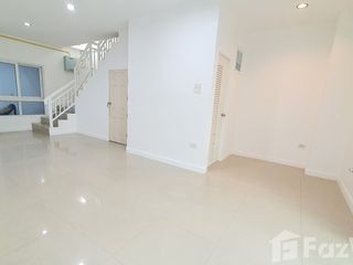 Casa adosada en alquiler de 4 habitaciones en Sai Mai, Bangkok