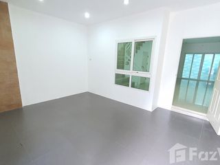 Casa adosada en alquiler de 4 habitaciones en Sai Mai, Bangkok