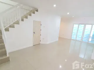 Casa adosada en alquiler de 4 habitaciones en Sai Mai, Bangkok