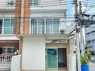 Casa adosada en alquiler de 4 habitaciones en Sai Mai, Bangkok