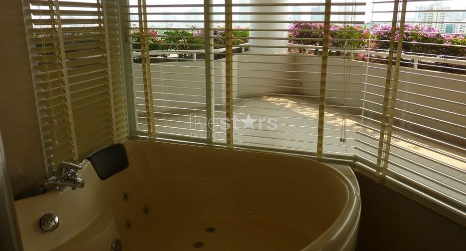 For rent 4 bedrooms condo in Watthana, Bangkok