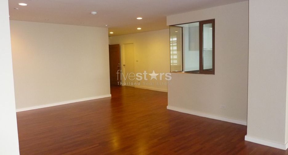 For rent 4 bedrooms condo in Watthana, Bangkok