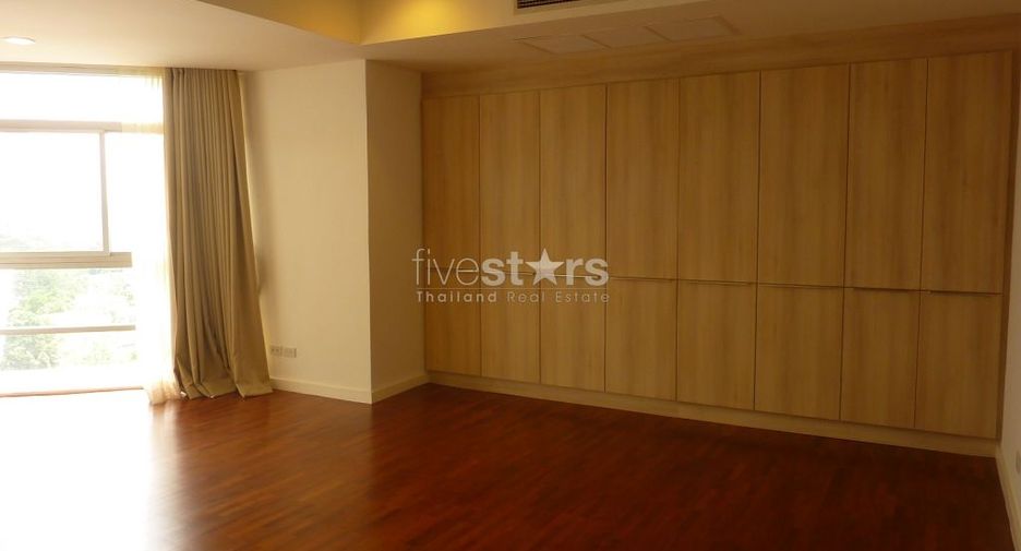 For rent 4 bedrooms condo in Watthana, Bangkok
