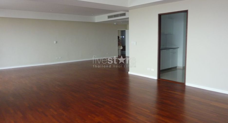 For rent 4 bedrooms condo in Watthana, Bangkok