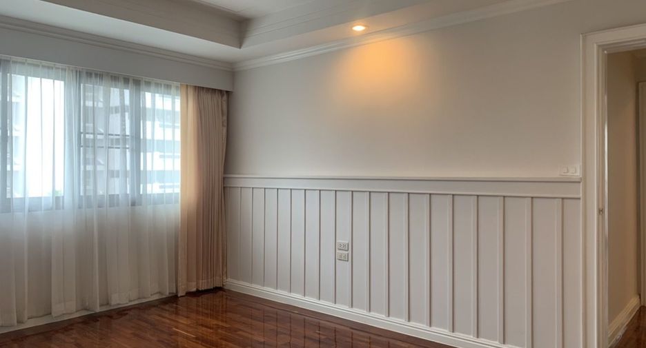 For rent 3 bedrooms condo in Khlong Toei, Bangkok