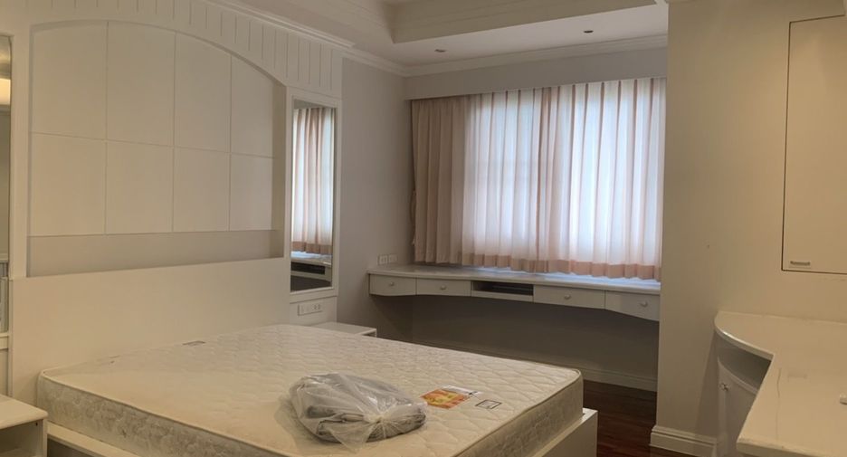 For rent 3 bedrooms condo in Khlong Toei, Bangkok